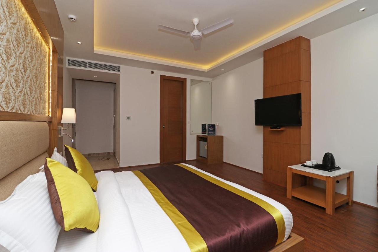 Capital O Hotel Star Inn Near Chhatarpur Metro Station New Delhi Eksteriør bilde