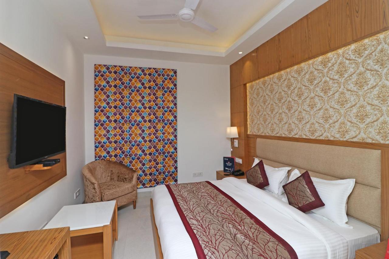 Capital O Hotel Star Inn Near Chhatarpur Metro Station New Delhi Eksteriør bilde