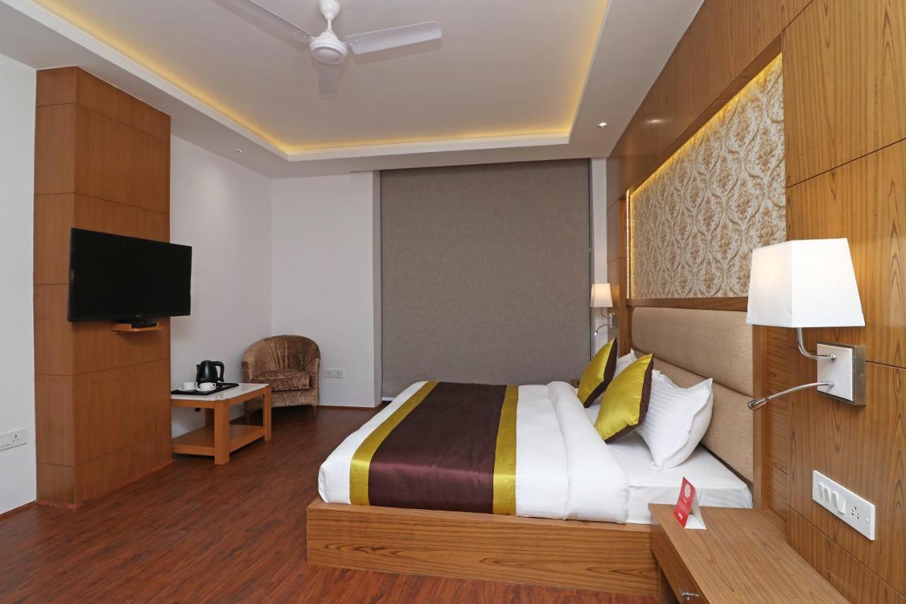 Capital O Hotel Star Inn Near Chhatarpur Metro Station New Delhi Eksteriør bilde