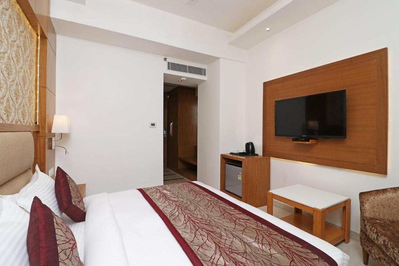 Capital O Hotel Star Inn Near Chhatarpur Metro Station New Delhi Eksteriør bilde