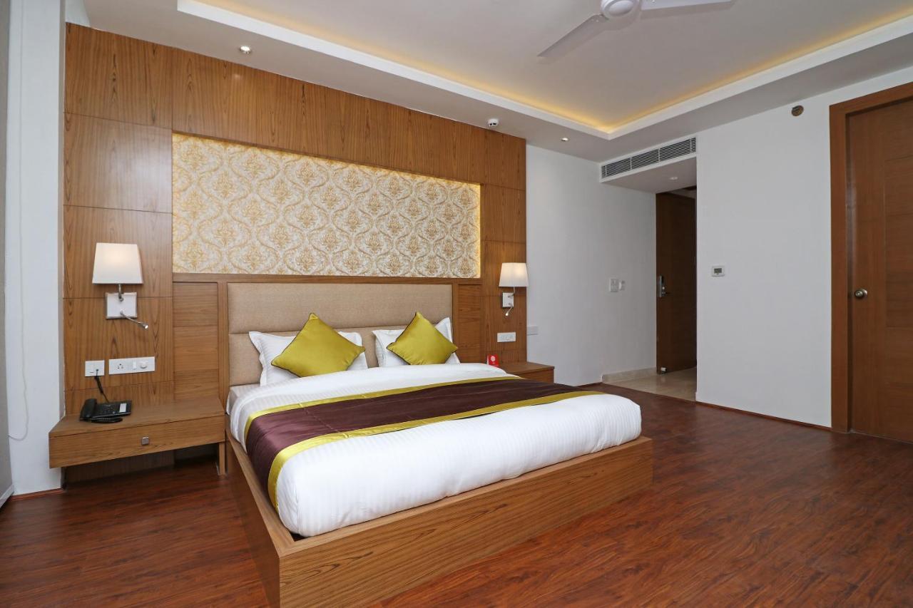 Capital O Hotel Star Inn Near Chhatarpur Metro Station New Delhi Eksteriør bilde