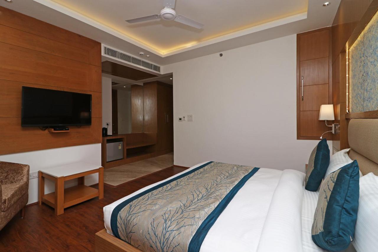 Capital O Hotel Star Inn Near Chhatarpur Metro Station New Delhi Eksteriør bilde